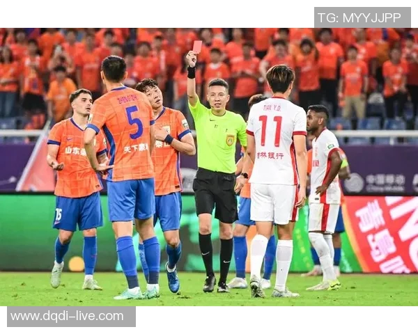 中超赛场巴黎圣日耳曼与里昂激战成平局红牌事件引发全场热议