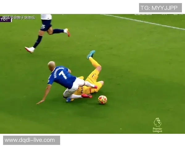 英超赛场尤文图斯大胜马竞争议判罚引发全场热议